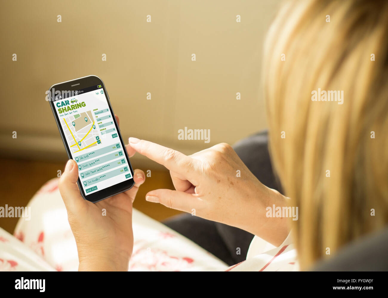 Unidad social y el concepto de viaje: mujer madura con 3D generada con pantalla táctil del smartphone compartir coche en la pantalla. Pantalla gr Foto de stock