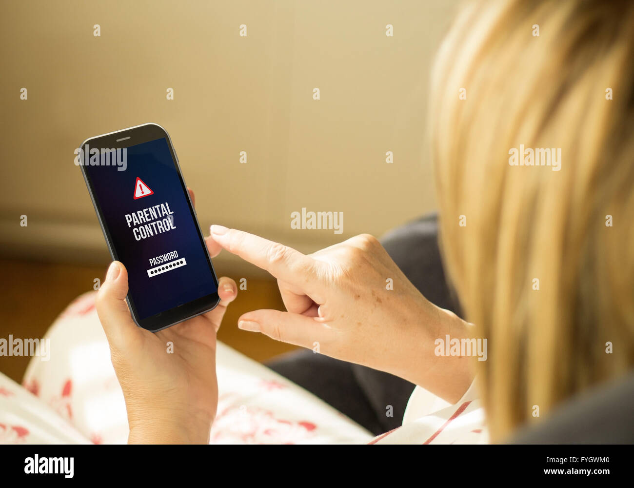 Moderno concepto de protección de la infancia: mujer madura con 3D generada pantalla táctil del smartphone con el control parental en la pantalla. Scre Foto de stock