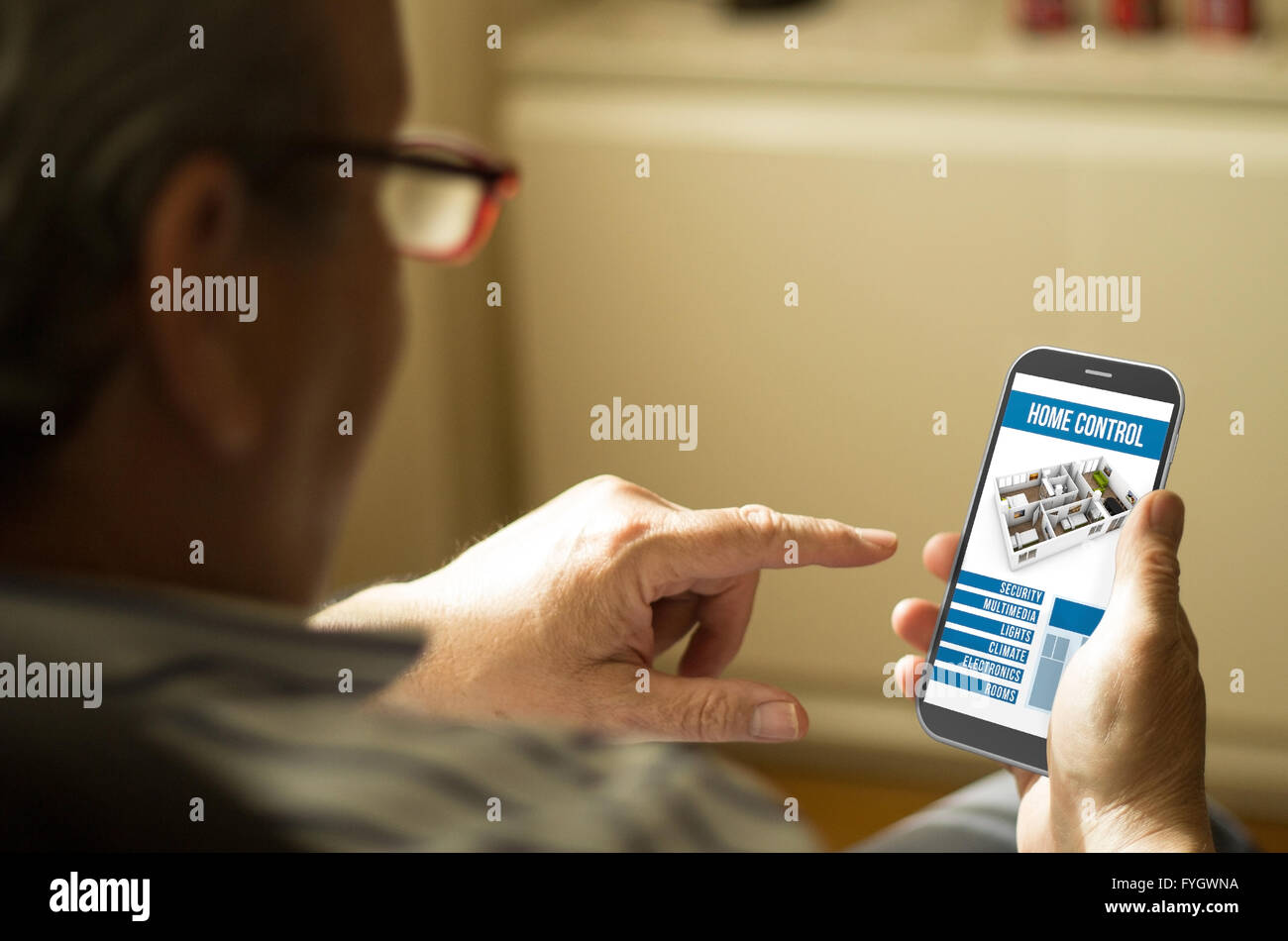 Concepto de domótica: Senior hombre utilizando un control de inicio de app en un smartphone 3d que genera. Gráficos de pantalla se compone. Foto de stock
