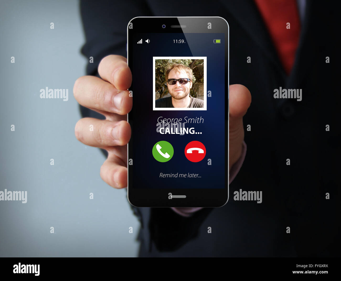 Concepto de comunicaciones de movilidad: empresario mano sujetando un teléfono táctil recibe una llamada Foto de stock