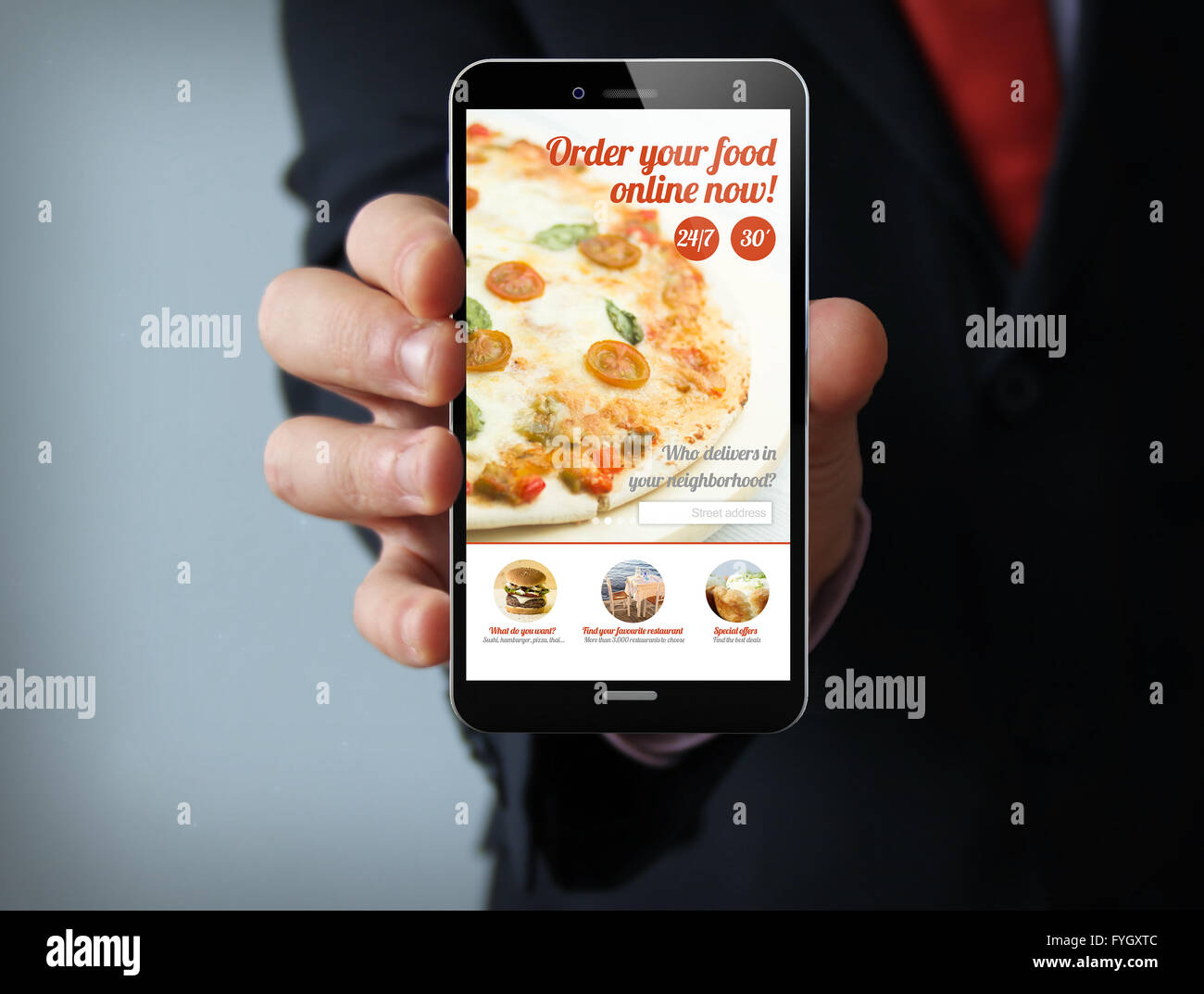 Concepto de entrega de las nuevas tecnologías: empresario mano sujetando un teléfono táctil generados en 3D con el fin de comida rápida en línea Sitio web sobre th Foto de stock