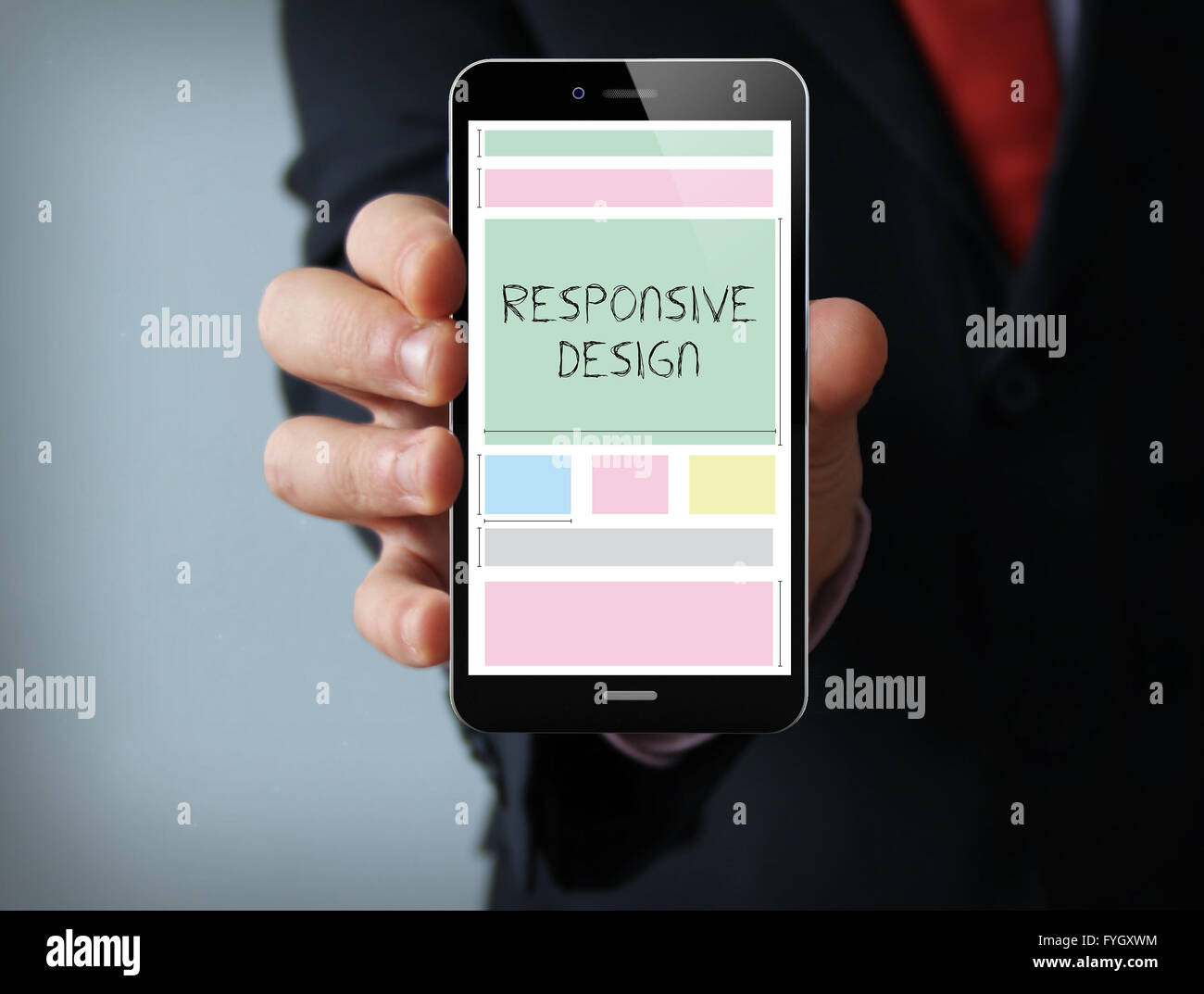Concepto de diseño sensible: empresario mano sujetando un teléfono táctil con diseño sensible en la pantalla Foto de stock