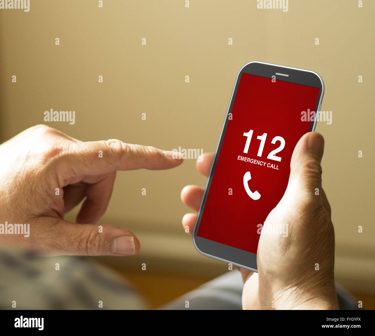 Concepto de emergencia: Senior hombre marcando el número de emergencias en un 3D generada smartphone. Gráficos de pantalla se compone. Foto de stock