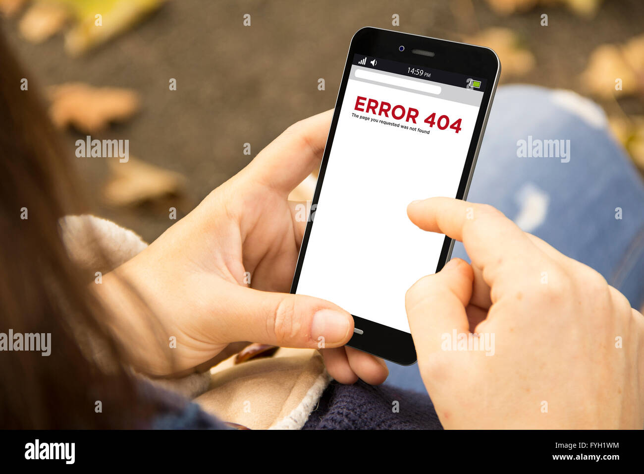 Concepto de navegación: mujer sosteniendo un smartphone 3D generada con el error 404 en la pantalla. Los gráficos en pantalla están hechas. Foto de stock
