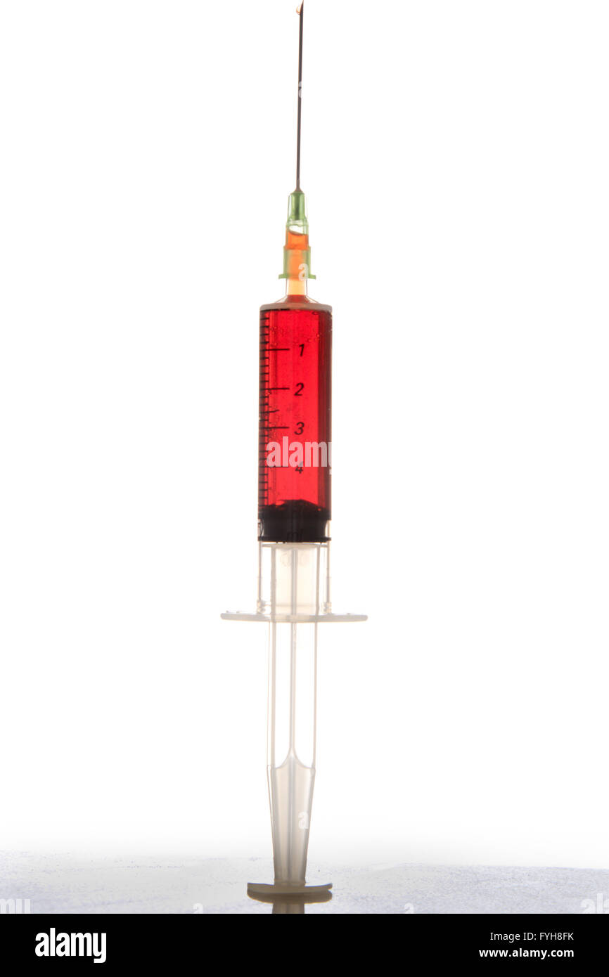 Jeringa con drogas de color rojo Fotografía de stock - Alamy