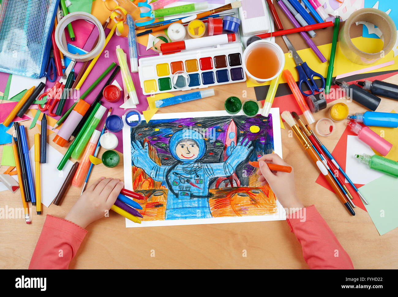 Dibujo de niño astronauta a explorar el planeta rojo, el concepto de  espacio, vista superior de manos con lápiz sobre papel la imagen de  pintura, obras de arte w Fotografía de stock -