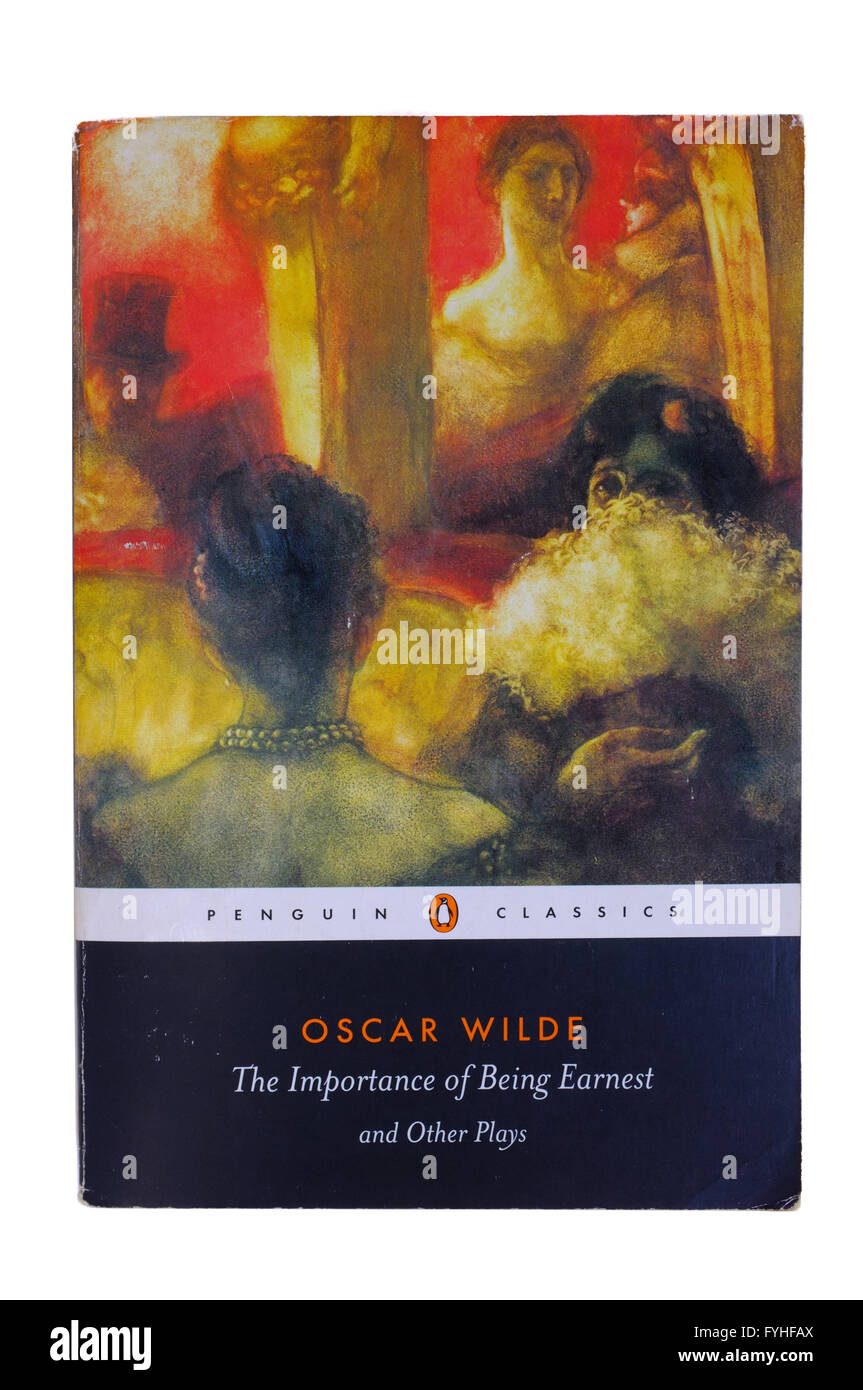 La cubierta frontal de la importancia de ser Ernesto de Oscar Wilde fotografiado contra un fondo blanco. Foto de stock