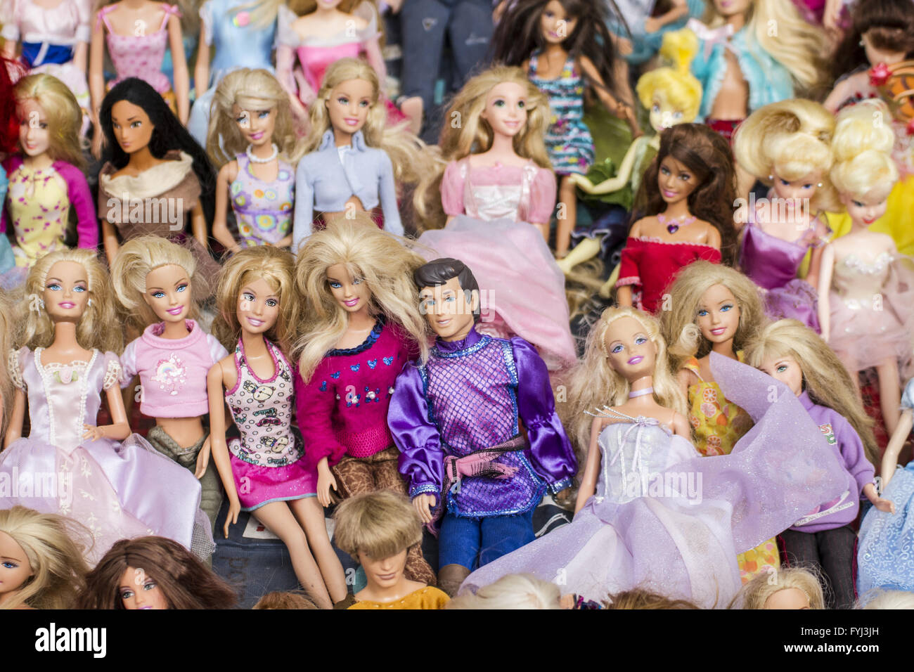 Lote de muñecas y juguetes antiguos en una feria de la calle Fotografía de  stock - Alamy