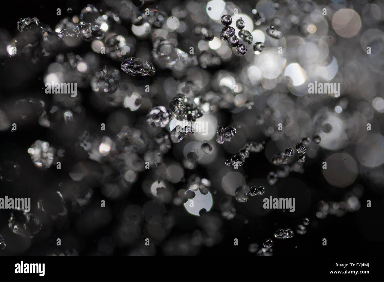 Corona de metal líquido, zambullirse en la piscina de metal líquido con  ondulaciones. Aislado sobre fondo blanco Fotografía de stock - Alamy