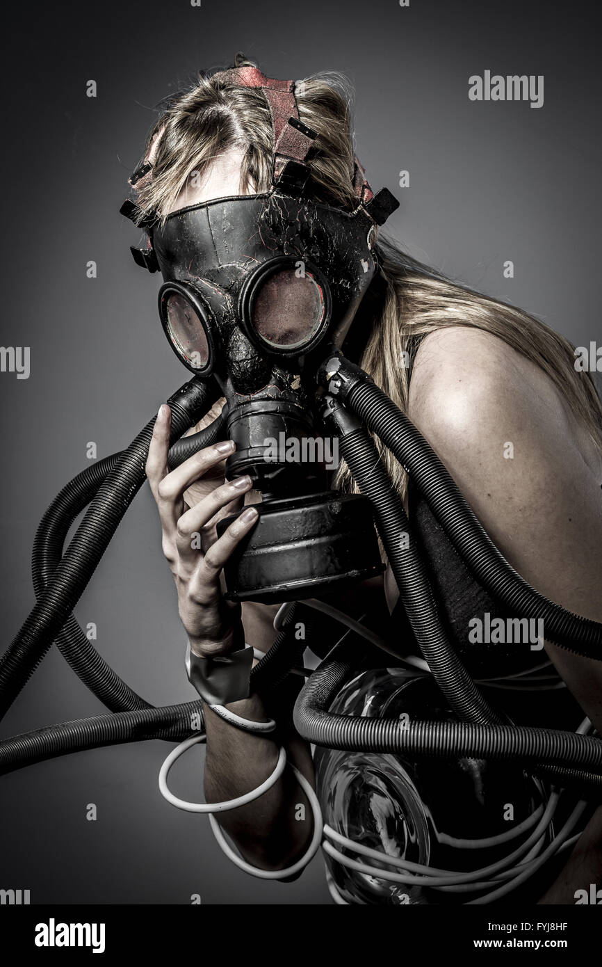 Tóxico, máscara de gas, modelo femenino, el mal, ciegos, ángel caído de la  muerte Fotografía de stock - Alamy