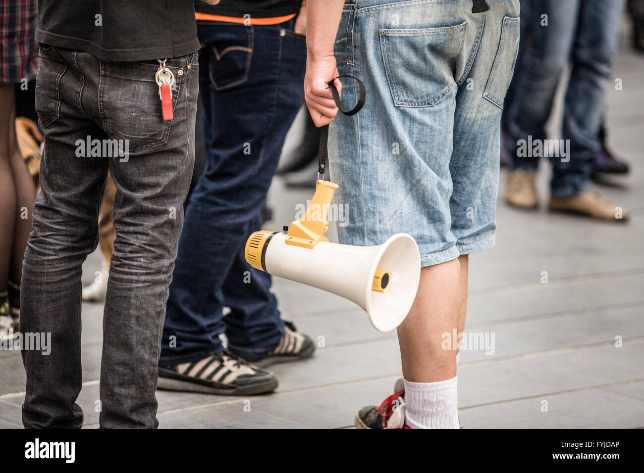 Joven manifestante con megáfono protestando contra los recortes de austeridad Foto de stock