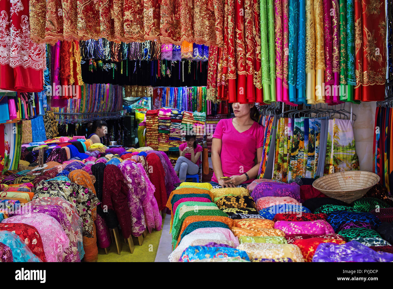 Una tienda textil en Ciudad Ho Chi Minh, Vietnam Foto de stock