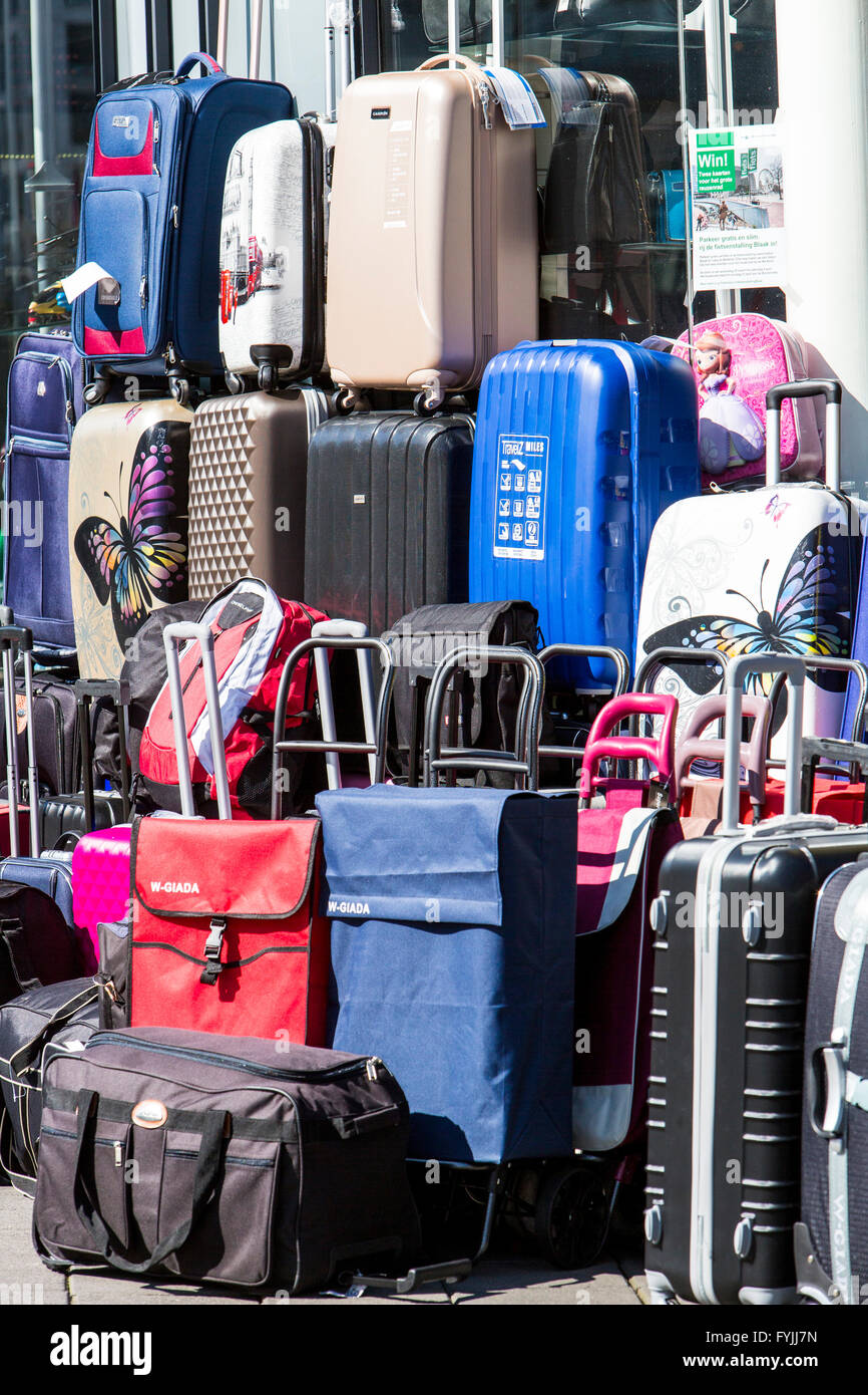 En el centro de la ciudad, horizonte de Rotterdam, tienda de maletas y  bolsas de viaje, los Países Bajos Fotografía de stock - Alamy