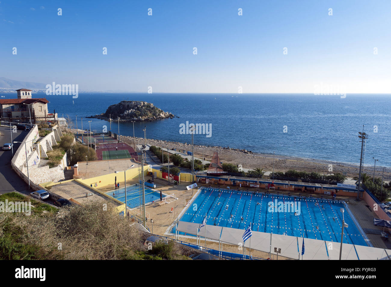 Baño de natación en el mar, el Pireo, Grecia, Europa Foto de stock