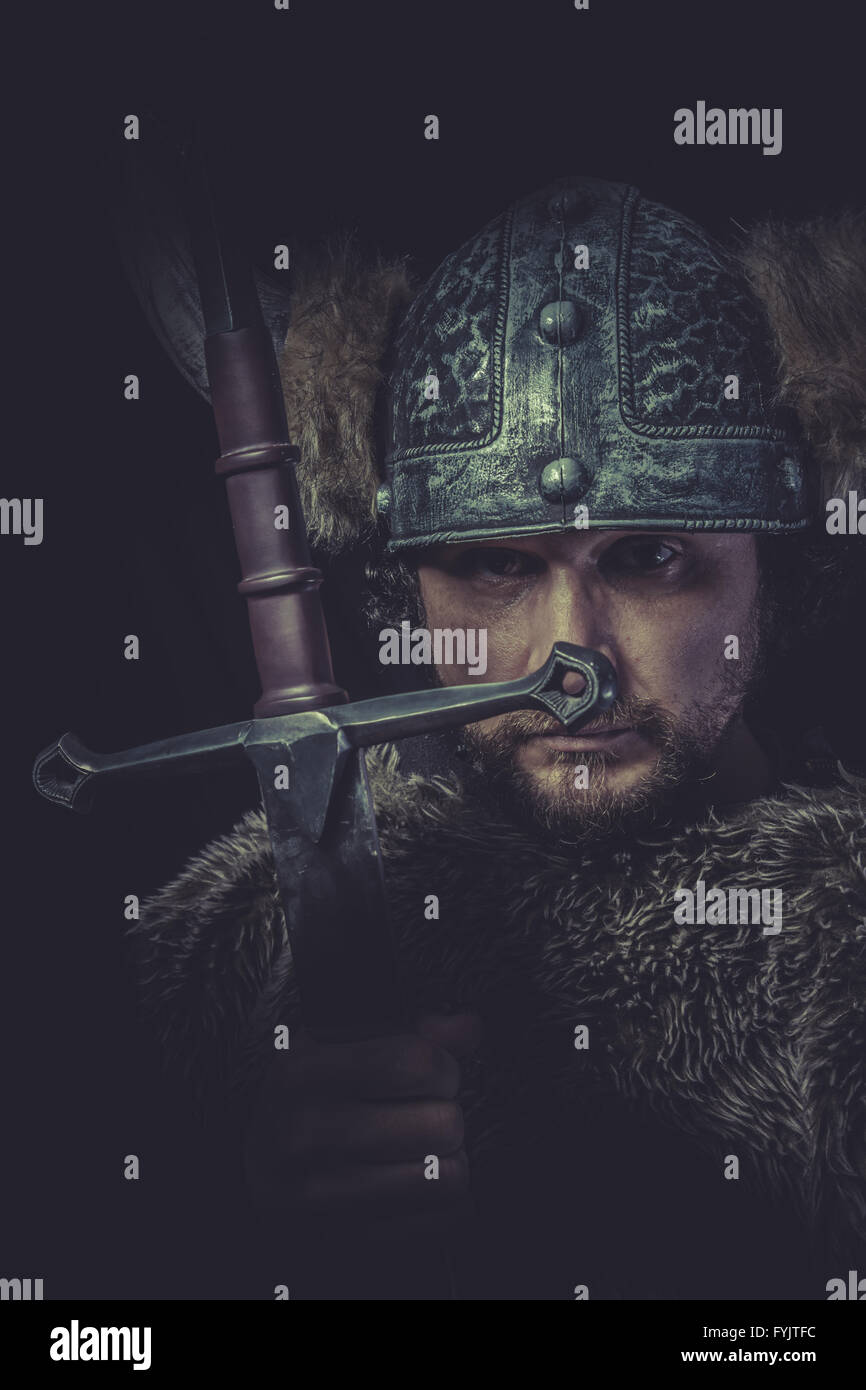Liderazgo, vestuario, Viking guerrero con una gran espada y casco con cuernos Foto de stock
