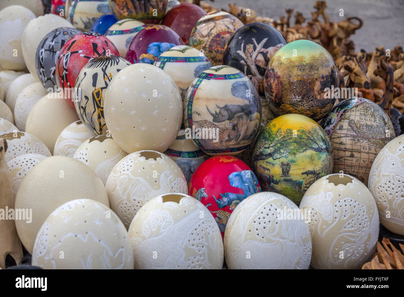 Los huevos de avestruz decorados para la venta, Cape Point, Sudáfrica  Fotografía de stock - Alamy