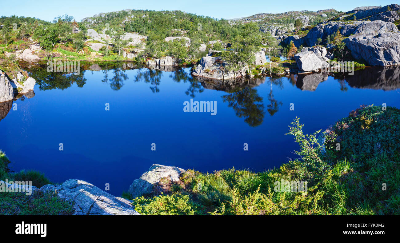 Deep Blue Mountain Lake en Noruega Foto de stock