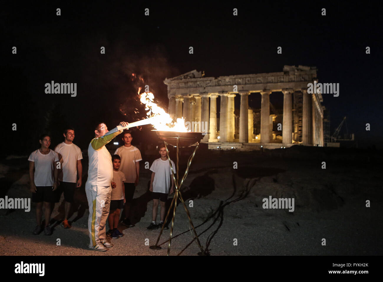 Atenas, Grecia. 26 abr, 2016. Tres veces campeón olímpico de Pyrros Dimas ilumina el caldero sobre la colina de la Acrópolis durante los relevos de la Antorcha Olímpica para los Juegos Olímpicos de Verano de Río 2016 en Atenas, Grecia, 26 de abril de 2016. Crédito: Lefteris Partsalis/Xinhua/Alamy Live News Foto de stock