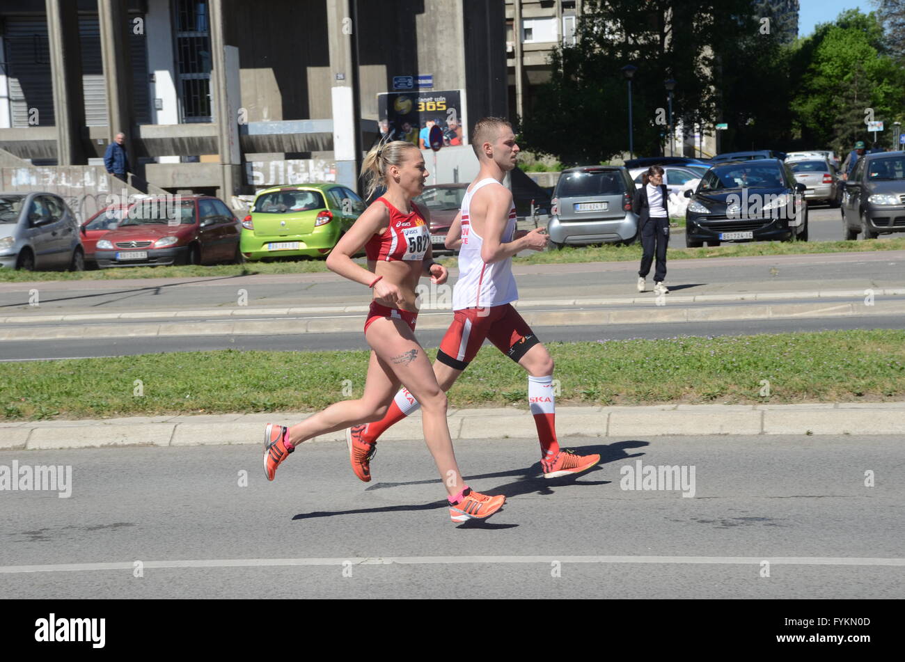 Belgrado, Serbia - Abril 16: un grupo de competidores de maratón durante el 29º Maratón de Belgrado el 16 de abril de 2016 en Belgrado Foto de stock