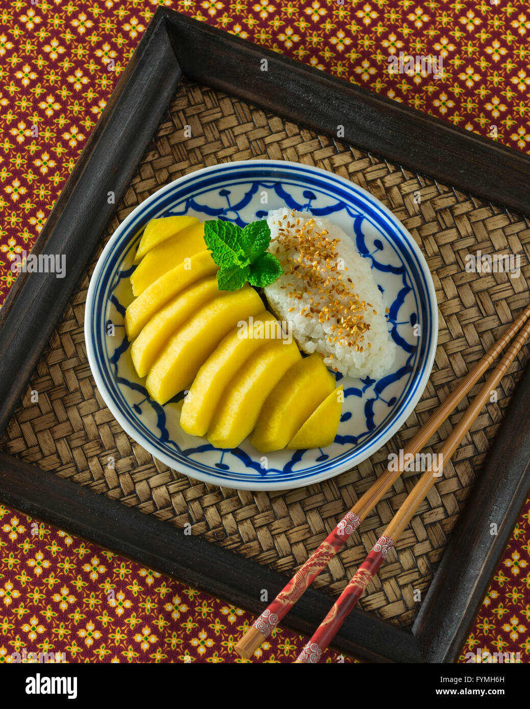 Mango y arroz pegajoso. Postre tailandés Tailandia comida Foto de stock