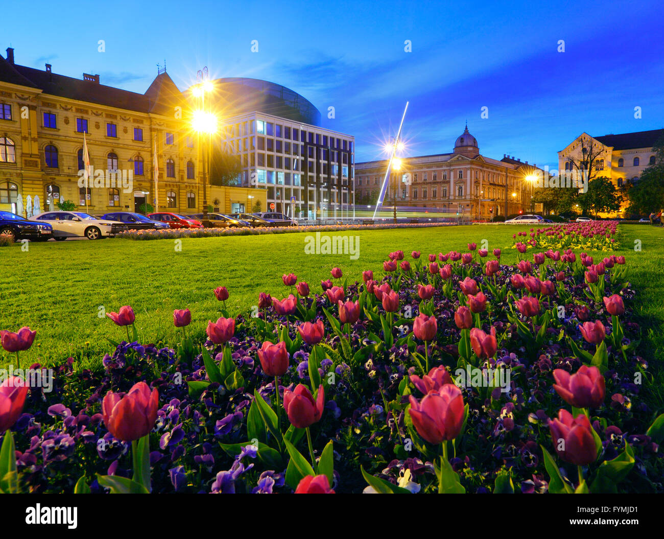 Zagreb plaza del Mariscal Tito. Museo de arte y artesanía y la nueva academia de música con los tulipanes en la parte delantera. Foto de stock