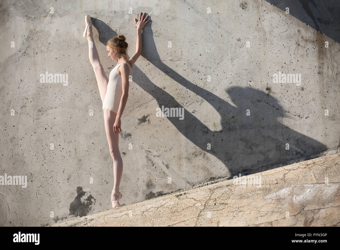 Slim bailarina sentada en una pose de ballet Foto de stock