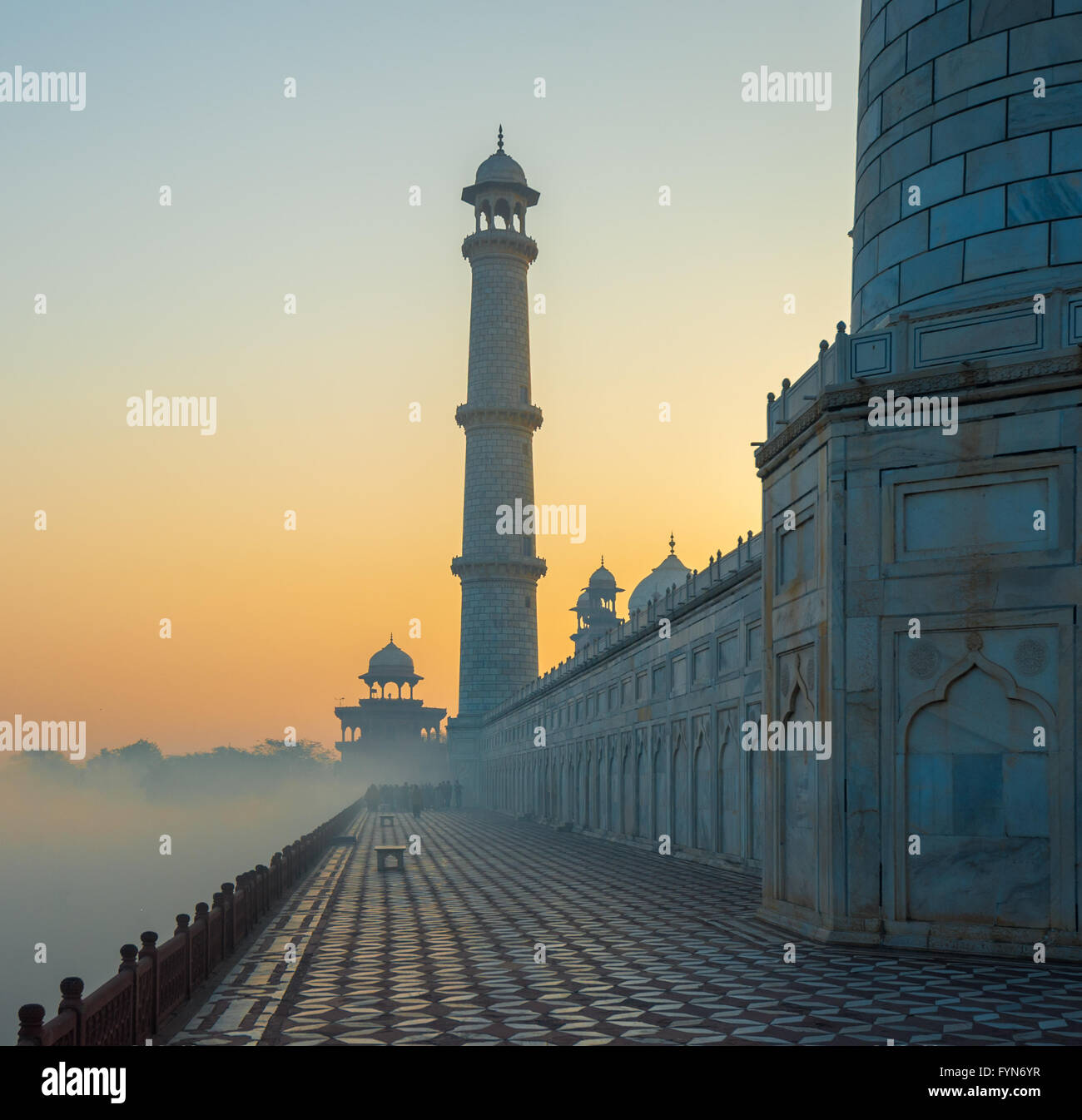 Al amanecer, el Taj Mahal de Agra, India Foto de stock