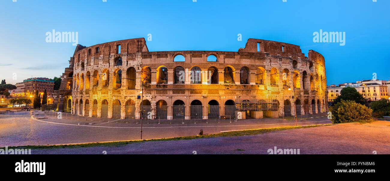 Vista de noche del Coliseo en Roma Foto de stock
