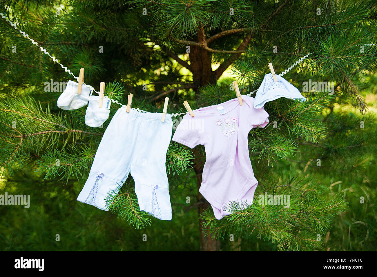 Bebé ropa colgada en el tendedero Foto de stock