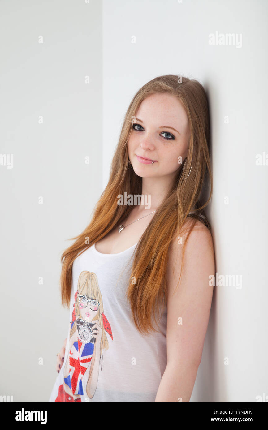 Adolescente 18 20 años joven mujer bonita fotografías e imágenes de alta  resolución - Alamy