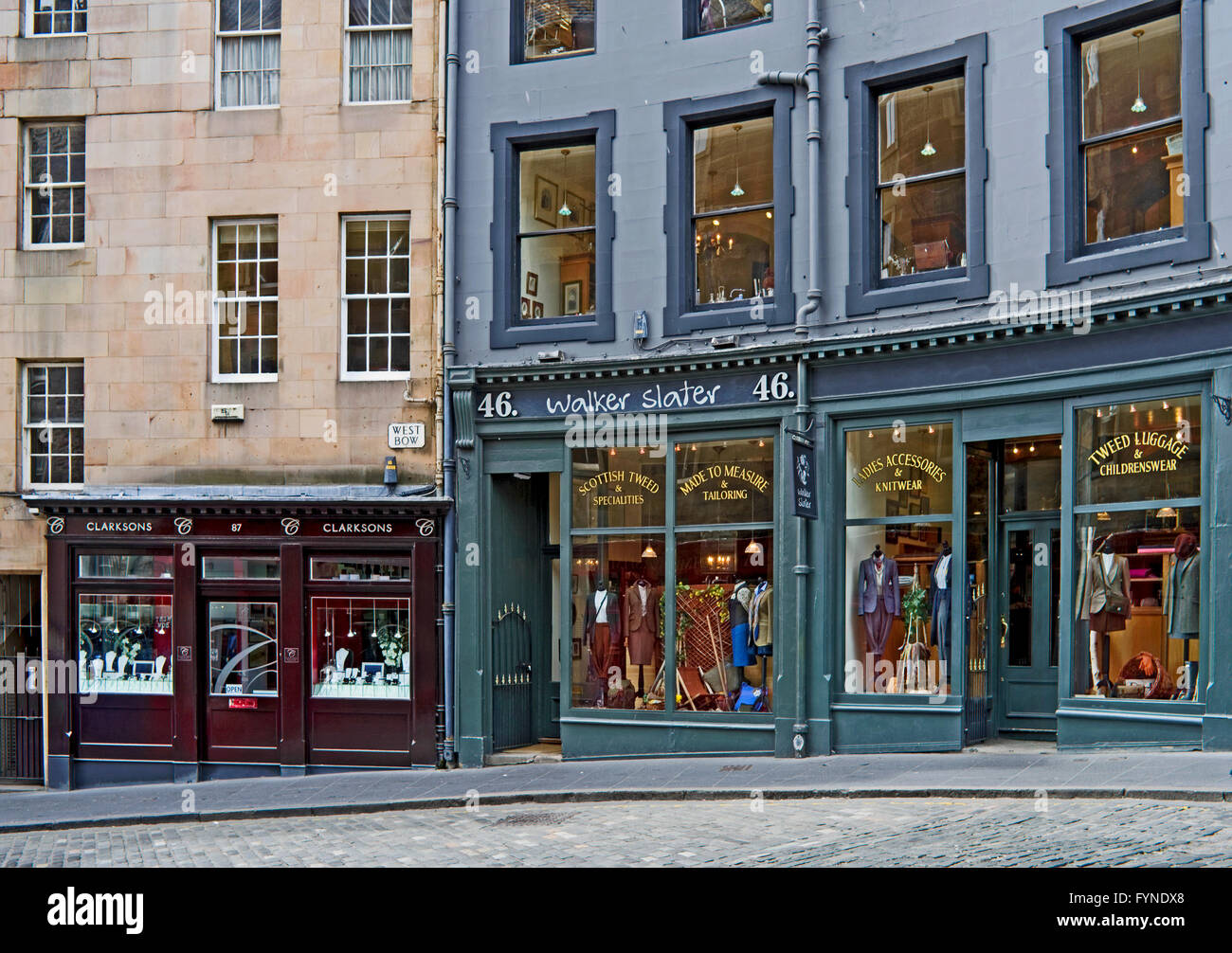 Tienda tradicionales fachadas en la terraza curvada de West Bow, Victoria Street, Edimburgo, Escocia, Reino Unido Ciudad Vieja Foto de stock