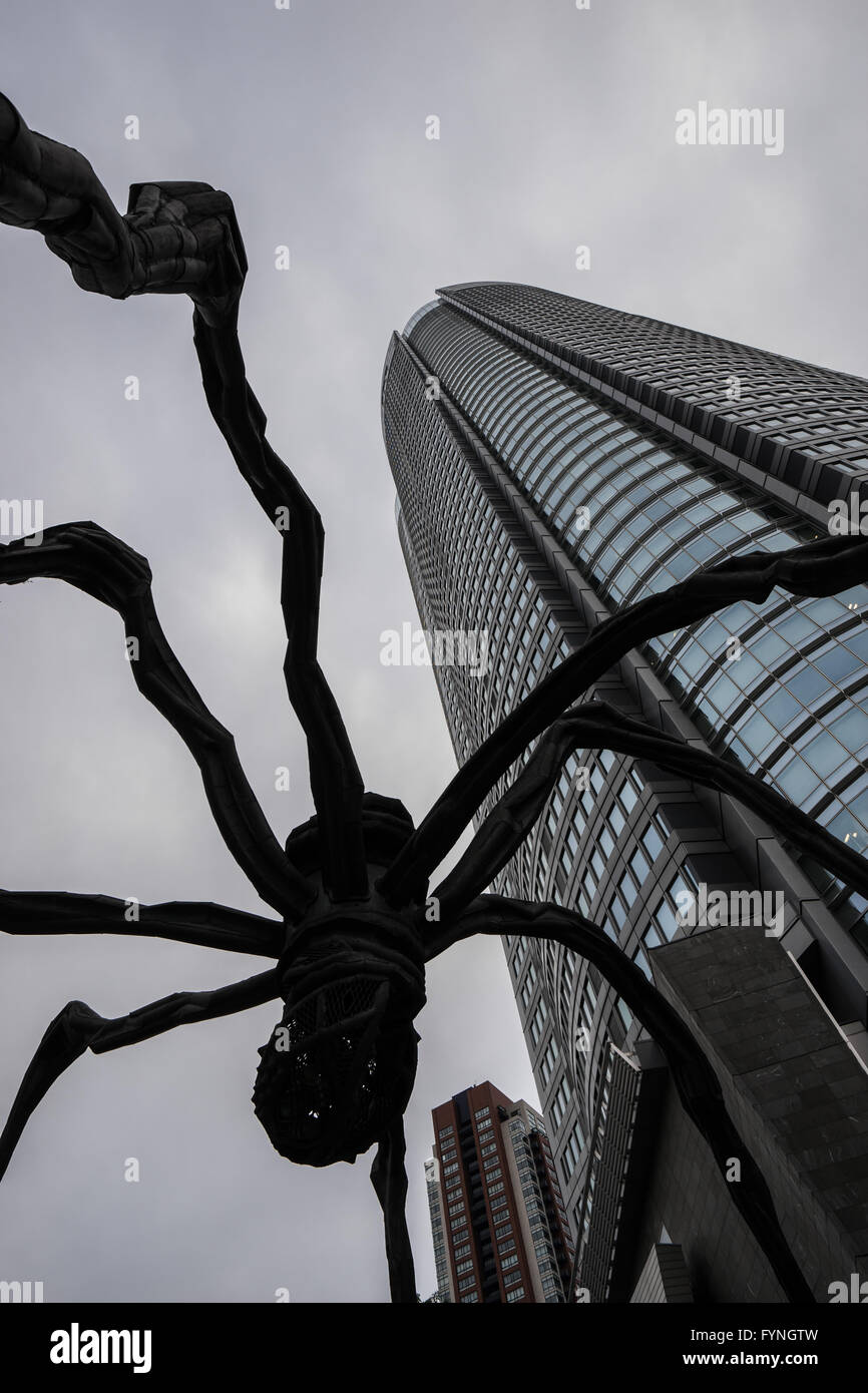 Louise Bourgeois' escultura araña 'maman' delante de Mori Tower en Tokio, Japón Foto de stock