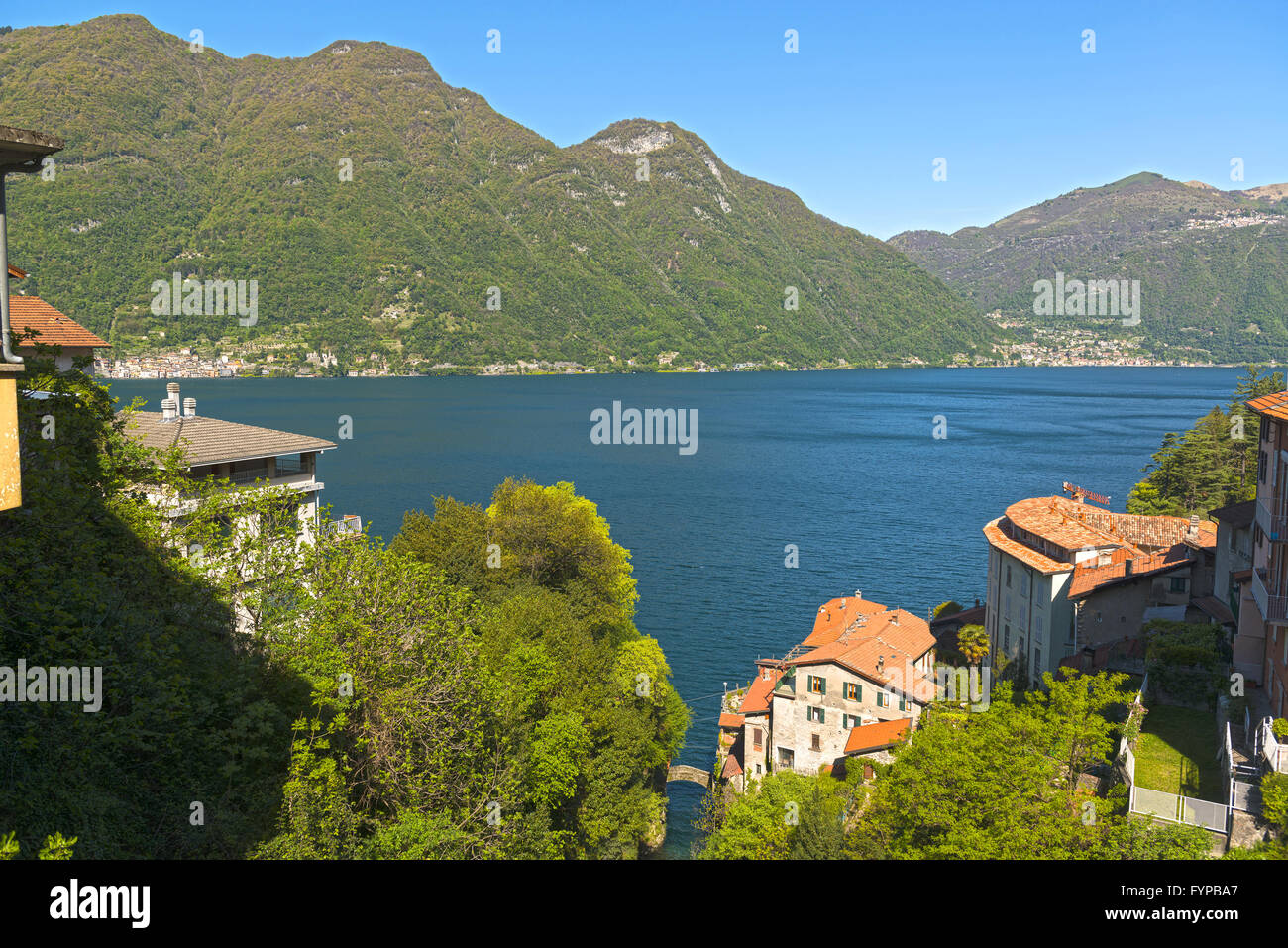 Paisaje sobre el Lago en una clara mañana de primavera Foto de stock