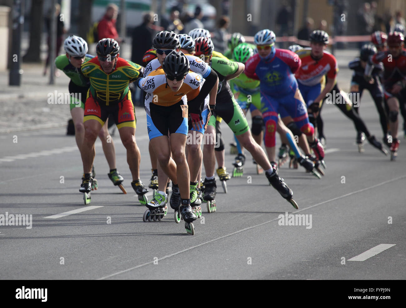 Gran grupo de patinadores en línea competir en el medio maratón de Berlín 2016 Foto de stock