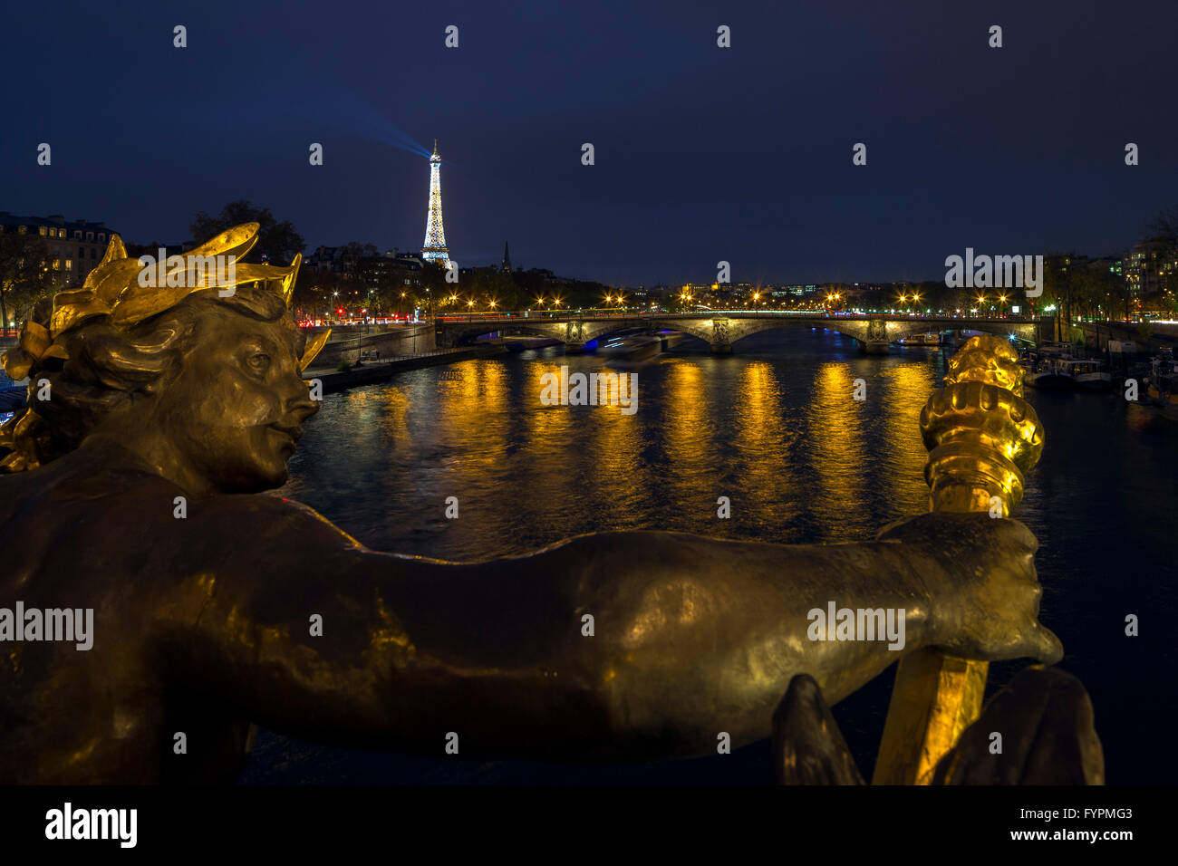 Twilight en estatua en Puente Alexandre III con el río Sena y la Torre Eiffel, en París, Francia, Europa Foto de stock