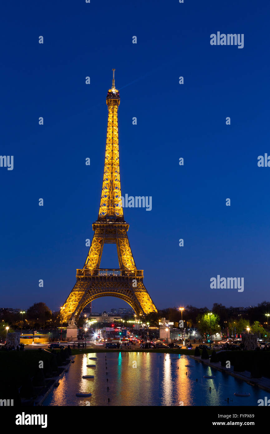 Torre Eiffel de noche, París, Francia, Europa Foto de stock