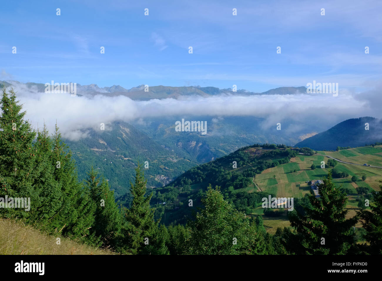 La formación de nubes horizontales flotando por encima de un valle en los Alpes franceses Foto de stock