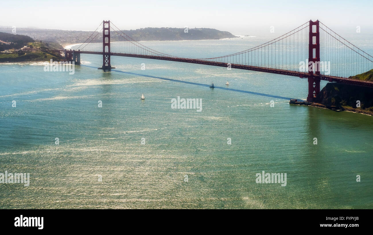 Vista aérea del Puente Golden Gate, como se ve desde el área de la Bahía de San Francisco, California, EE.UU. Foto de stock