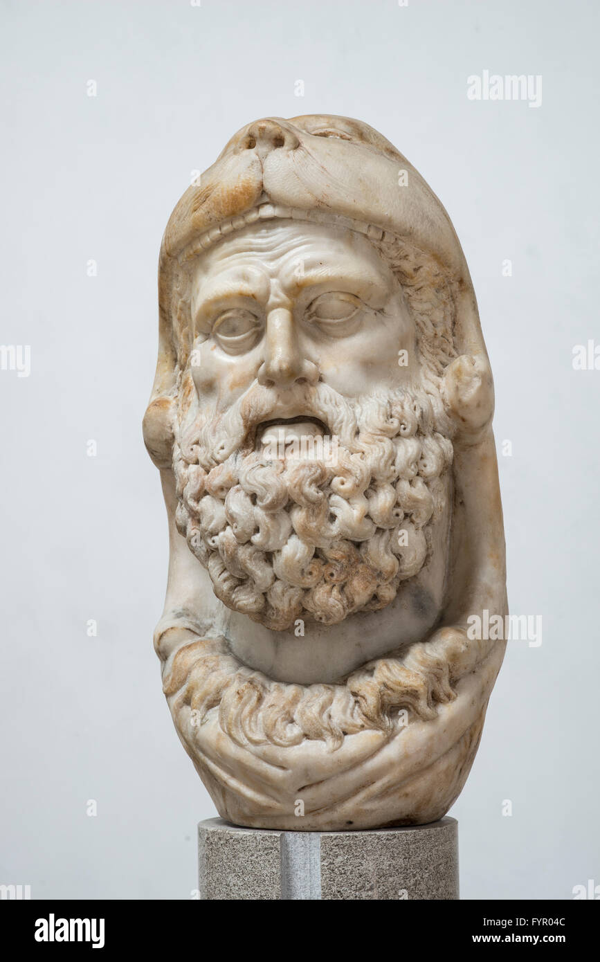 Busto de Heracles Hércules o con la cabeza de león como un casco, la antigua mitología griega, el templo en el Museo Lapidario Foto de stock