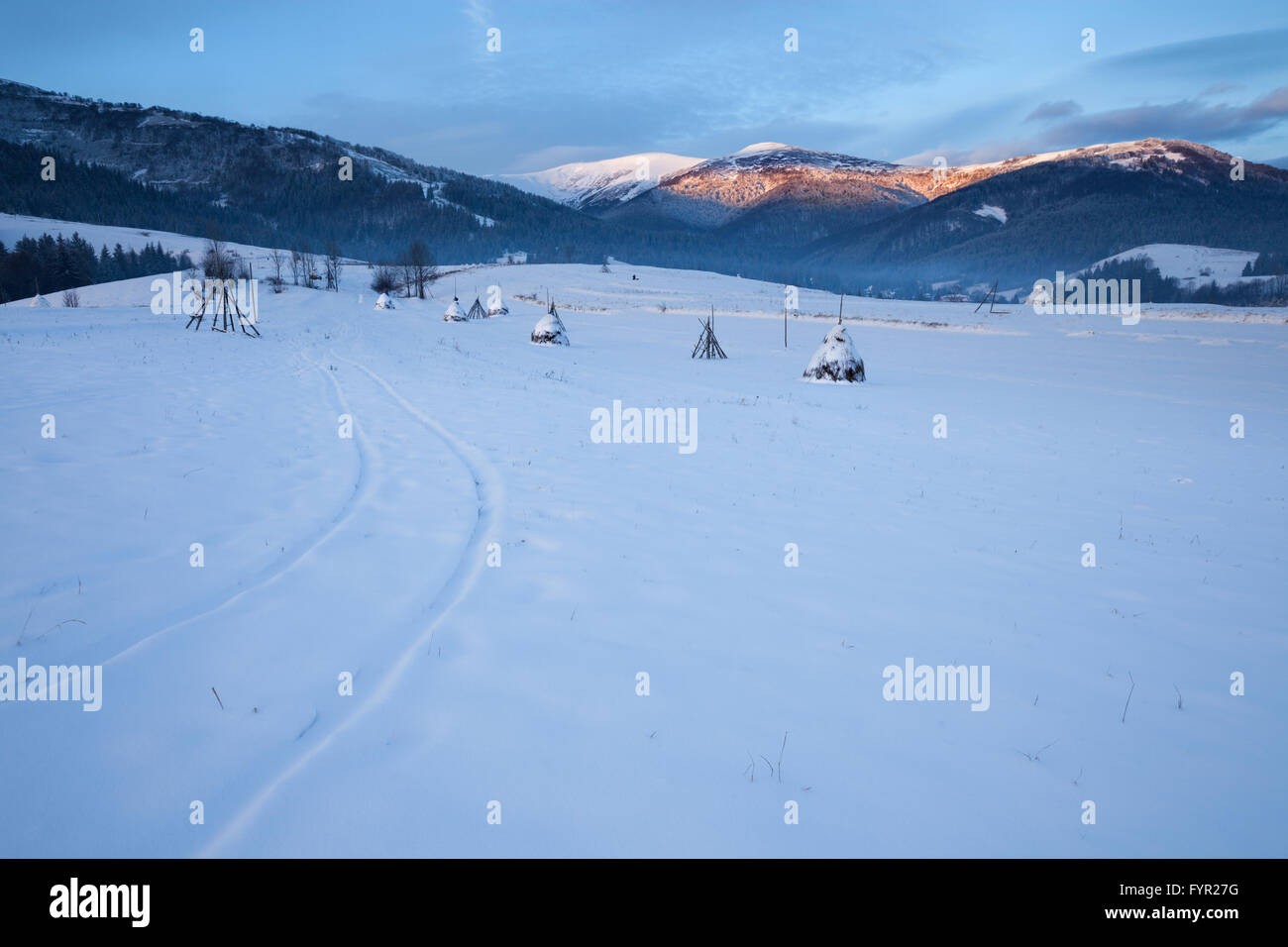 Montaña invernal colinas nevadas Foto de stock