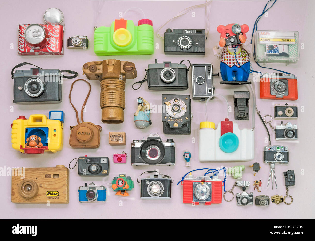 Colección, Flatlay de diferentes tipos de cámaras fotográficas, algunos en  forma de juguete Fotografía de stock - Alamy