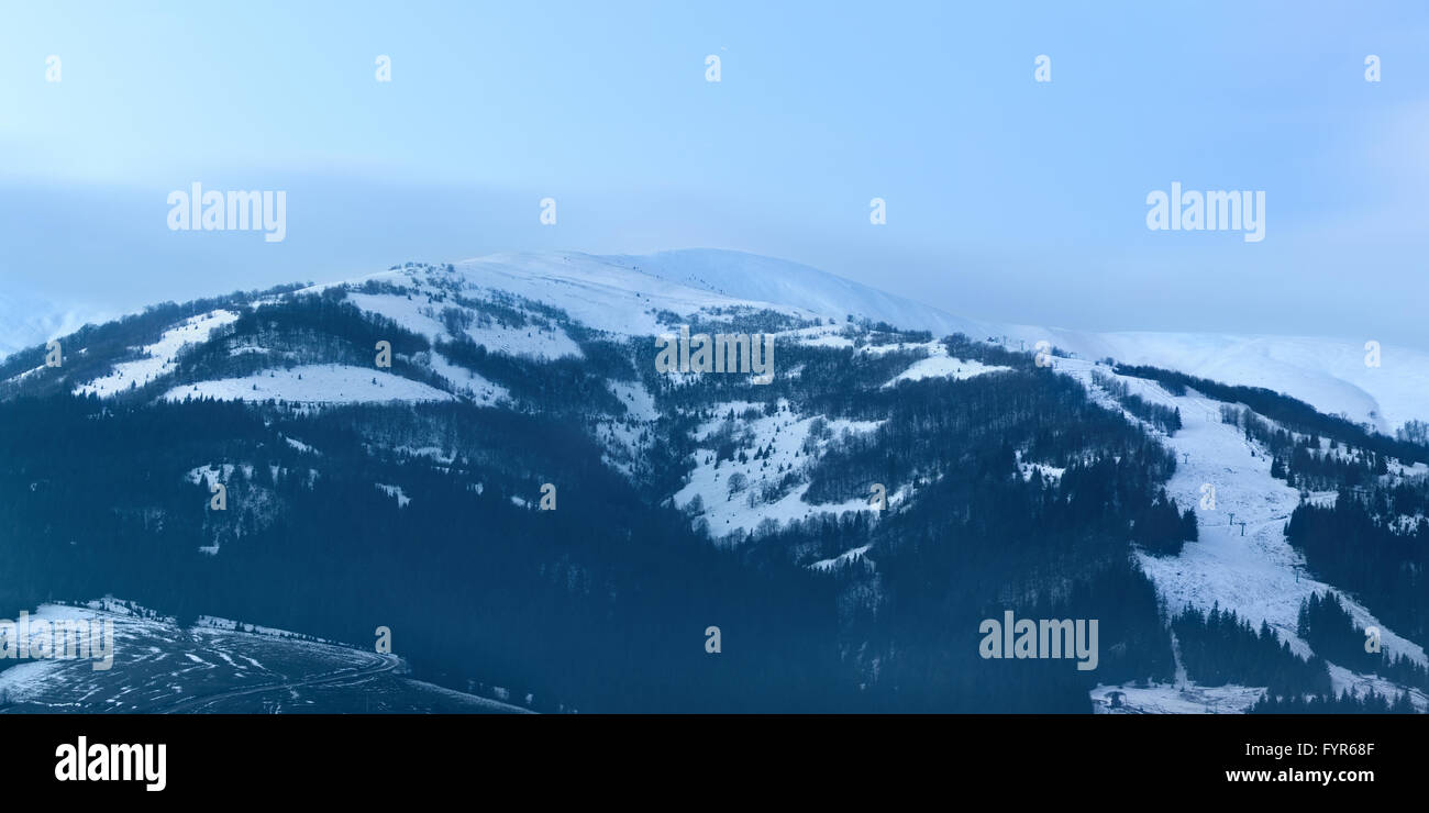 Imagen panorámica de los nevados de las montañas de los Cárpatos. Foto de stock