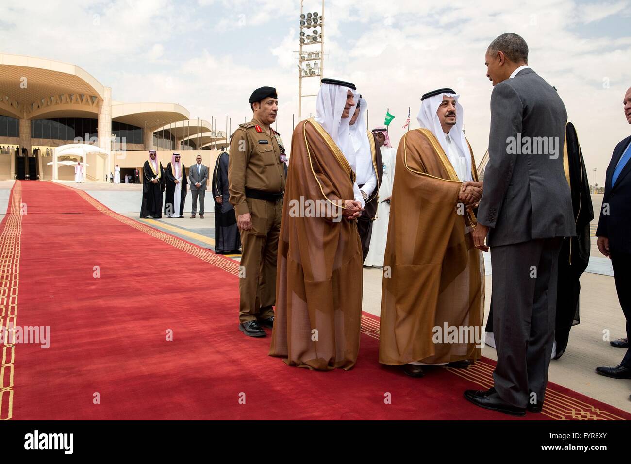 El presidente estadounidense Barack Obama es saludado por el Príncipe Faisal Bin Bin Abdulaziz Al-Saud Bander a su llegada al aeropuerto internacional King Khalid, el 20 de abril de 2016 en Riad, Arabia Saudita. Foto de stock