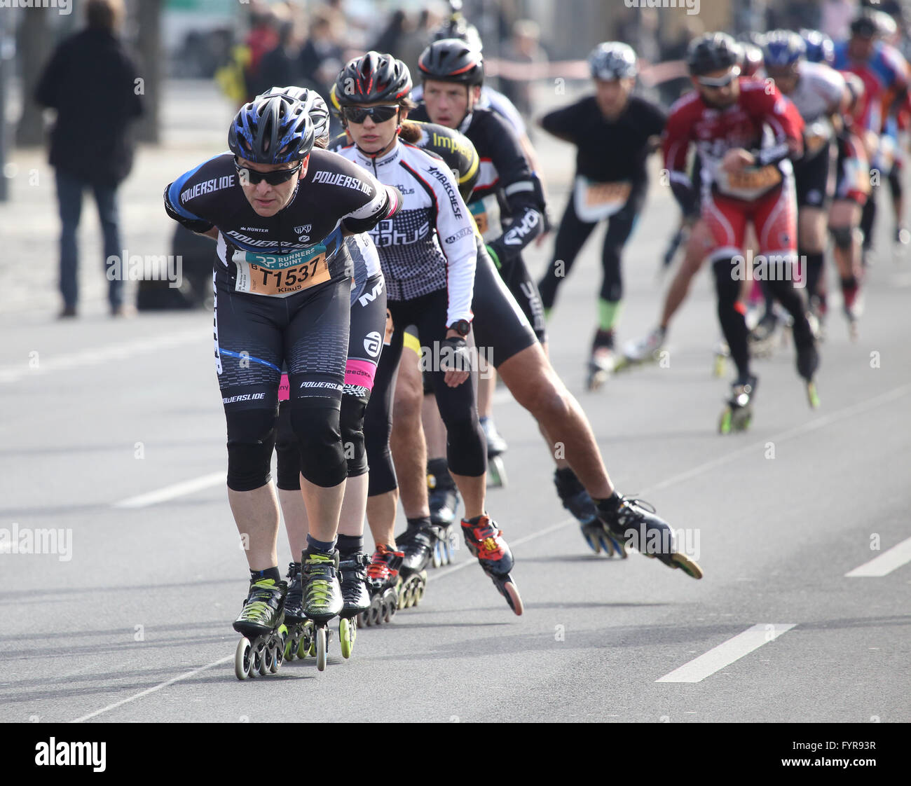 Gran grupo de patinadores en línea competir en el medio maratón de Berlín 2016 Foto de stock