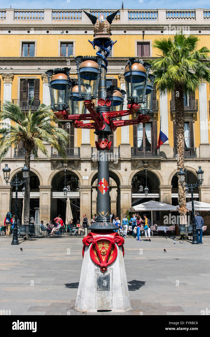 Lámpara de la calle diseñado por Antoni Gaudí en la Plaza Real o la Plaça  Reial, Barcelona, Cataluña, España Fotografía de stock - Alamy