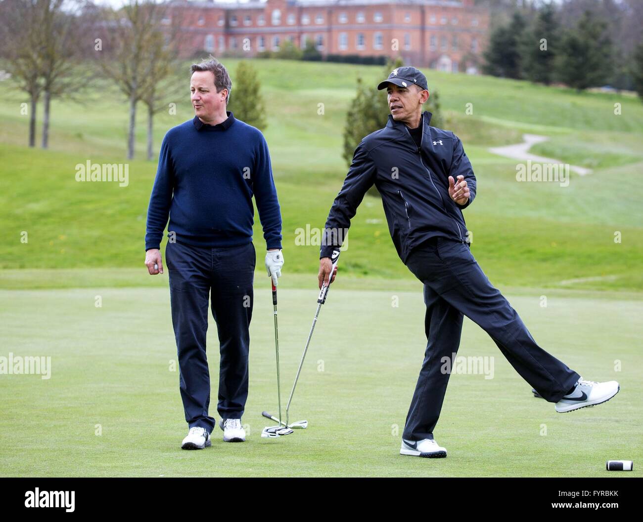 El presidente estadounidense Barack Obama juega una ronda de golf con el Primer Ministro David Cameron en la Arboleda en Watford Abril 23, 2016 en Hertfordshire, Reino Unido. Foto de stock