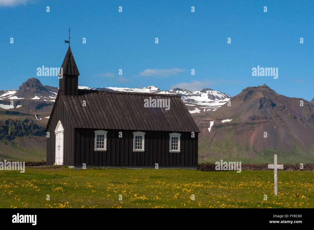 La iglesia Negra Budir península de Snaefellsnes Islandia Foto de stock