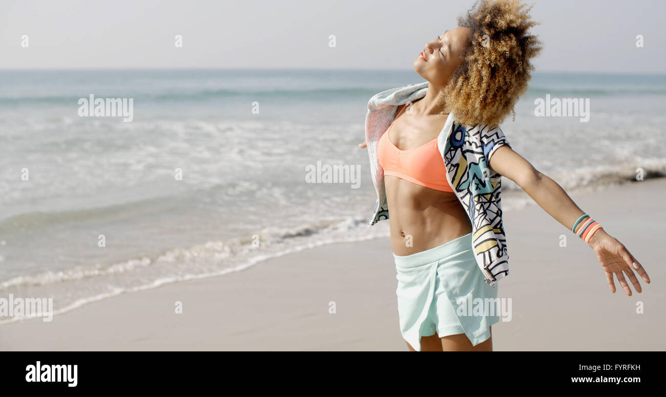 Emocionados mujer feliz por el mar Foto de stock