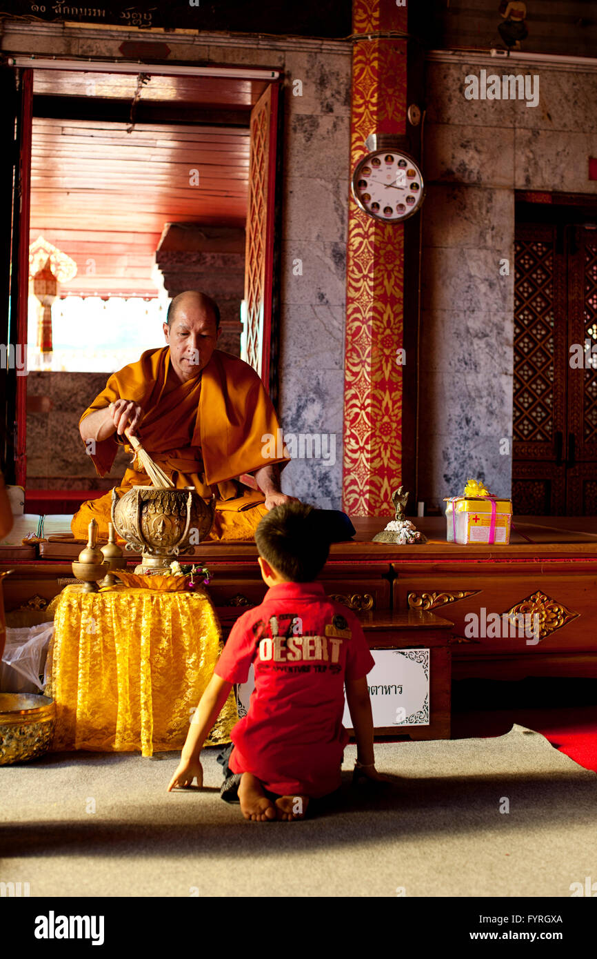 Chang Mai más populares del templo Wat Phrathat Doi Suthep en Tailandia.Monjes haciendo un niñito ceremonia religiosa. Foto de stock