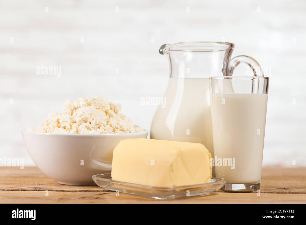 Jarra de leche y cuencos con queso.